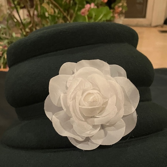 Elegant Hunter Green Wool Hat with White Flower Accent - Picture 3 of 6